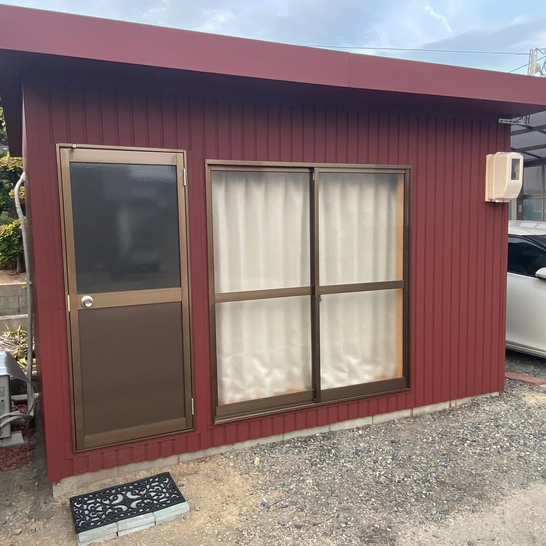倉敷市福田町にある手作りの赤い小屋の外観