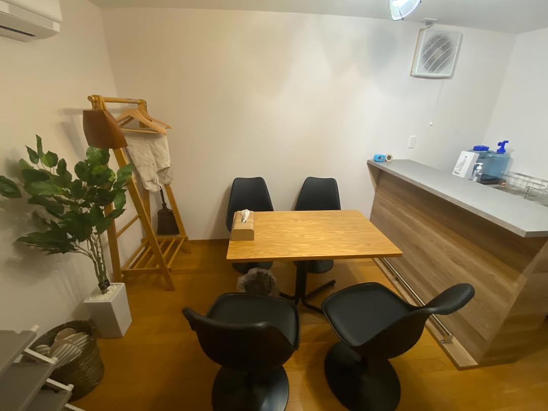 4席のテーブルとカウンターがある店内