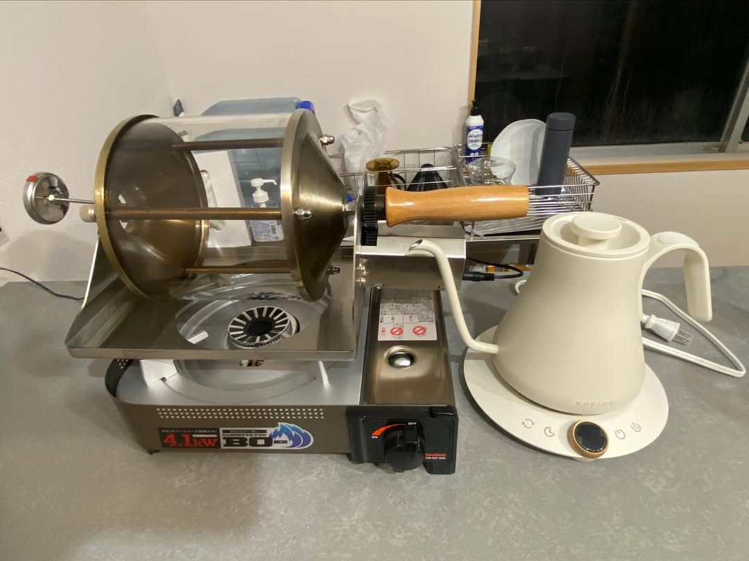 手回し焙煎機と電気ケトル