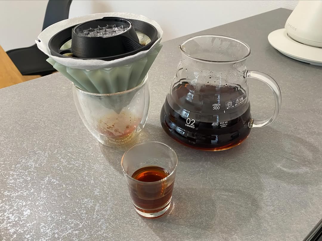抽出したコーヒーとサーバー